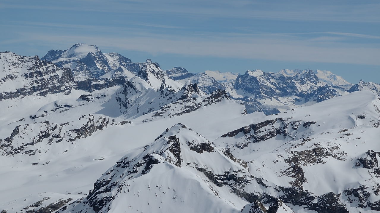 20170522-017-PteColerin.jpg - Autre vue du sommet: le plateau glacier a droite c'est la Levanna, le sommet au milieu au 2me plan c'est la Grde Aiguille Rousse. Le gros sommet au fond  au gauche je ne vois pas et plus a droite les sommets  lointains c'est le Valais, il me semble avoir vu le Cervin quelque part (pas sur la photo, en vrai)