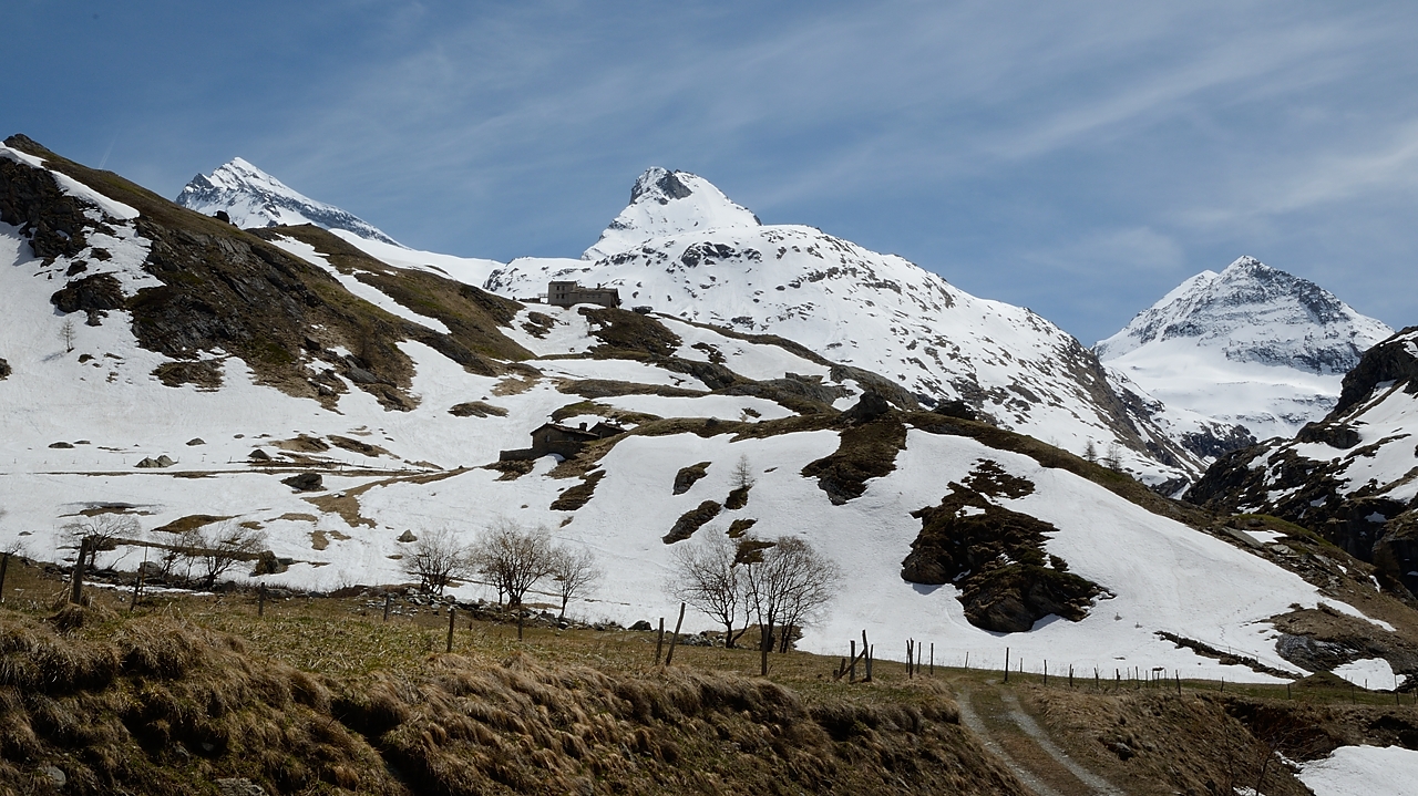 20170522-030-PteColerin.jpg - Du refuge (qu'on devine sur la colline au milieu) on descend encore a ski jusqu'a la route ... et en contournant completement par la droite et les pentes au soleil on peut monter au sec --- mais pas dans la nuit noire, la on se mouille forcement un peu les sandales de temps en temps