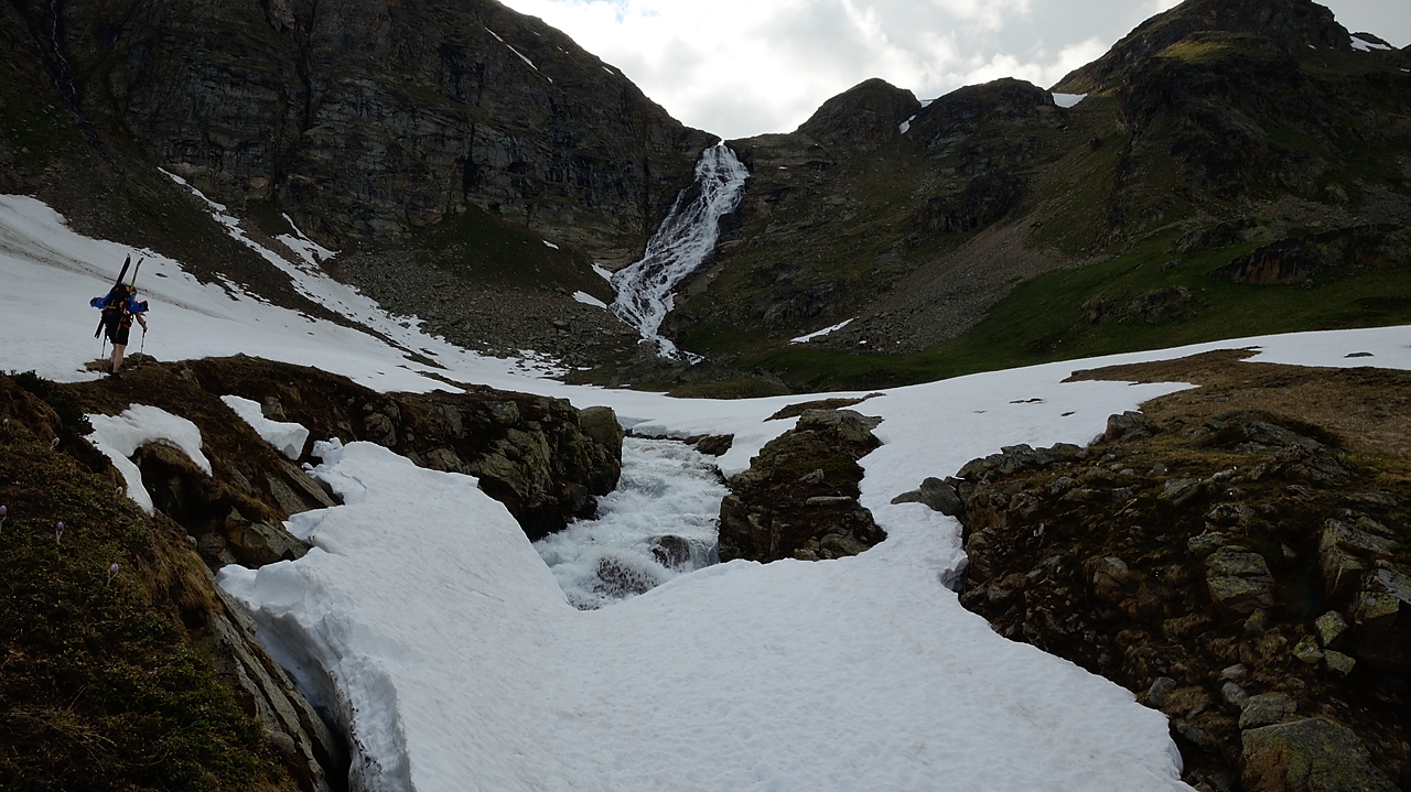 20170602-006-Levanna.jpg - Heureusement il reste un bout de névé pour traverser le torrent, sinon on serait tres tres mal (la ca passe encore a sandales)