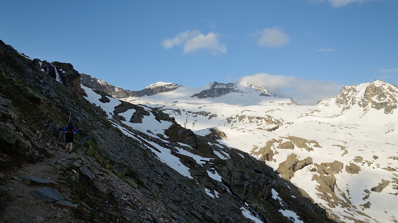20170602-009-Levanna.jpg - Juste sous le refuge, la ou j'ai finalement mis les chaussures. Mais je suis un peu perdue sur qui devraient etre les sommet la-bas en face