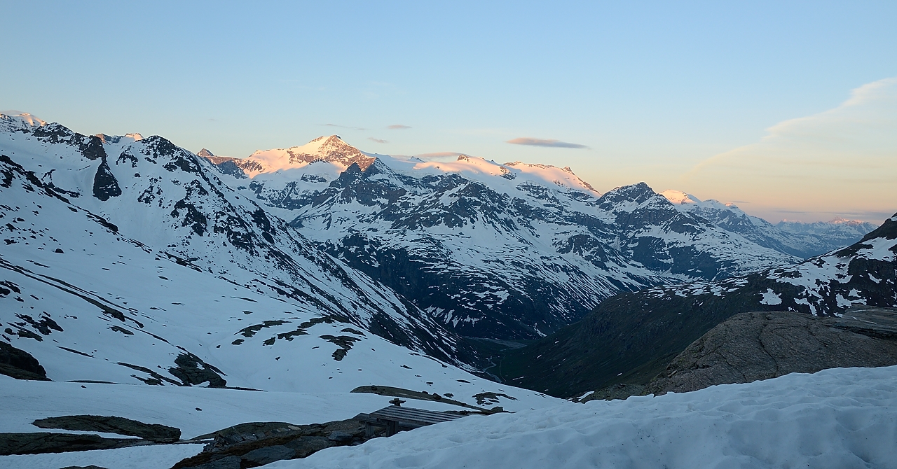 20170603-015-Levanna.jpg - Vue du refuge au lever du jour sur la Maurienne : on reconnait facilement le Charbonnel, plus loin la Ronce ...