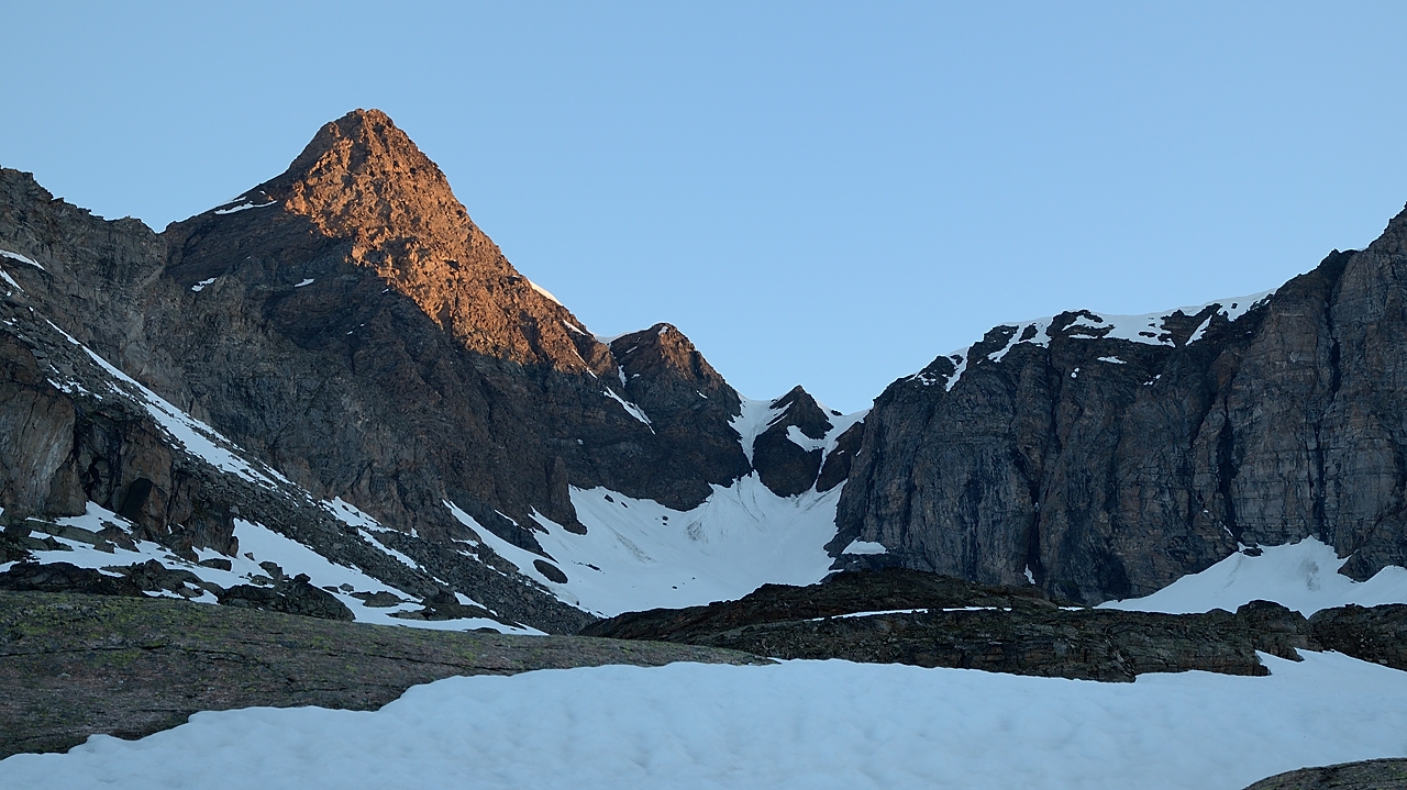 20170603-017-Levanna.jpg - Je crois que c'est la Grande Aiguille Rousse, juste au-dessus du refuge ... pas vraiment skiable de ce coté-ci