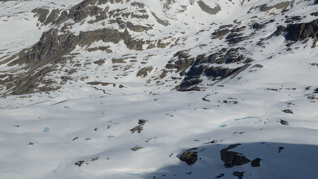 20170603-025-Levanna.jpg - Vue sur le refuge Carro : il est juste a gauche du lac d'en bas