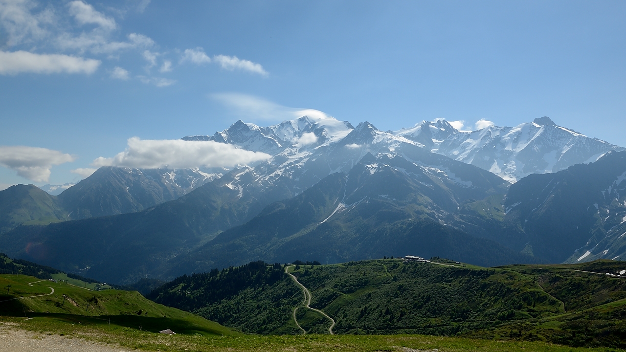 20170610-004-MontJoly.jpg -  ... on tombe nez a nez avec le Mont Blanc -- qui ne se degagera pas avant la soiree