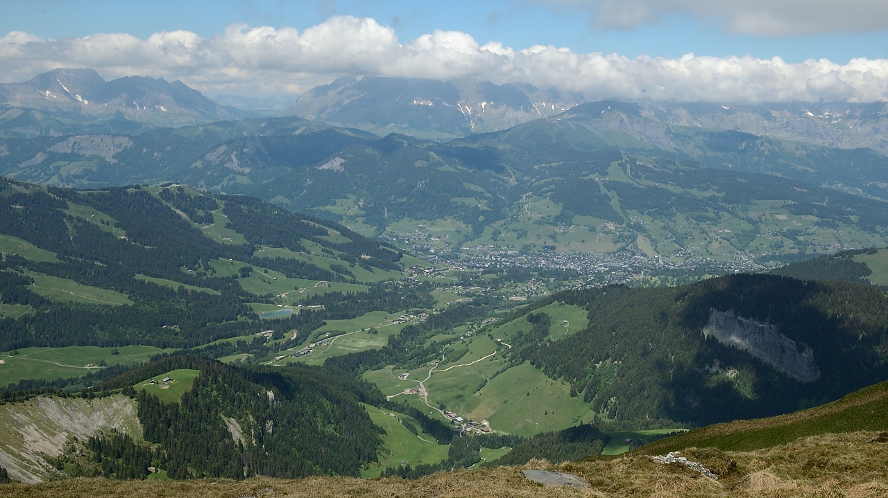 20170610-020-MontJoly.jpg - Vue sur Megeve et au fond les Aravis