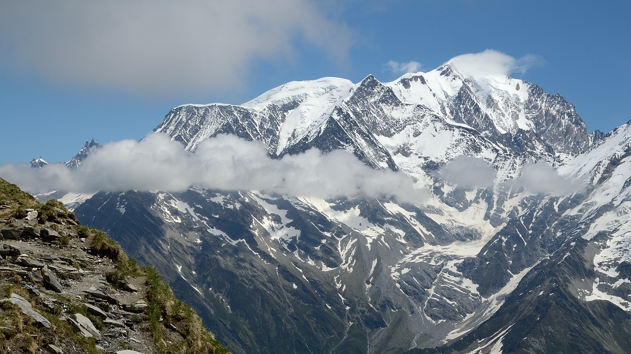 20170610-027-MontJoly.jpg - L'arrete entre le Dome du Gouter Il y en a qui ont vu le refuge tout neuf briller au soleil) et le Mont Blanc (qui se cache). Sur la gauche au fond on distingue l'Aiguille de Midi