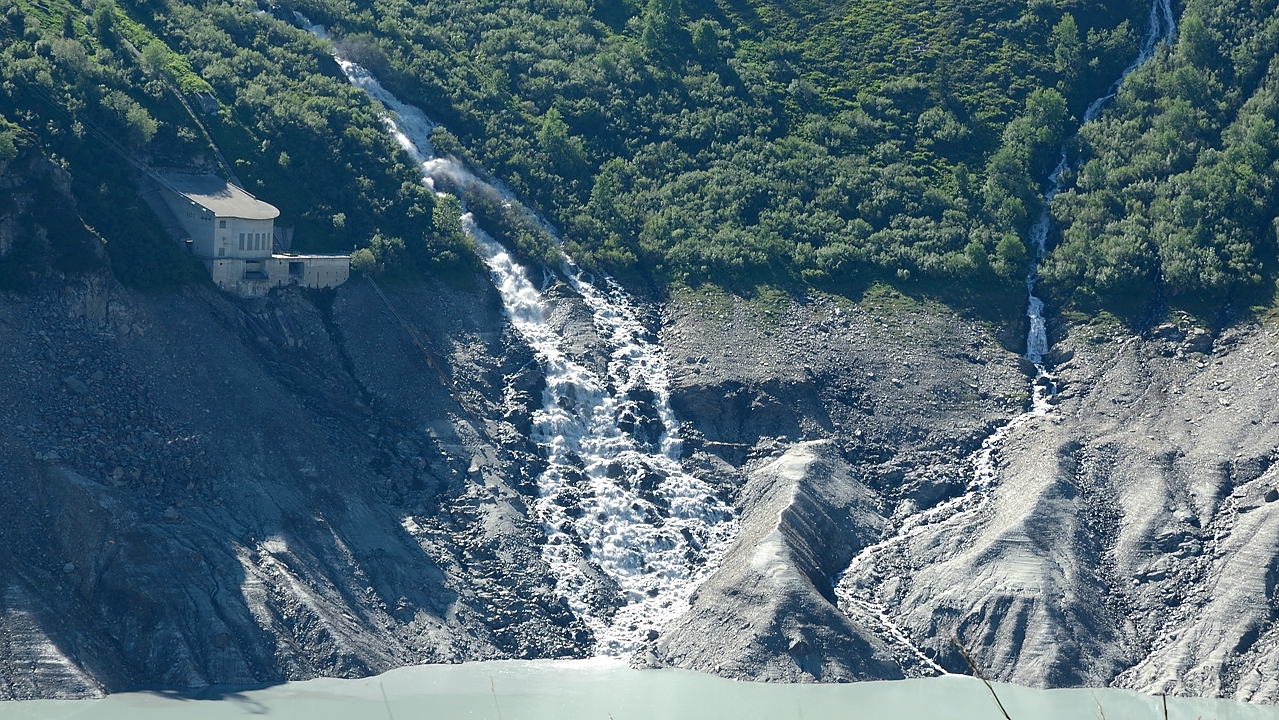 20170611-011-LacGirotte.jpg - Cette eau  vient du glacier de Tre la Tete, pas des collines juste au-dessus