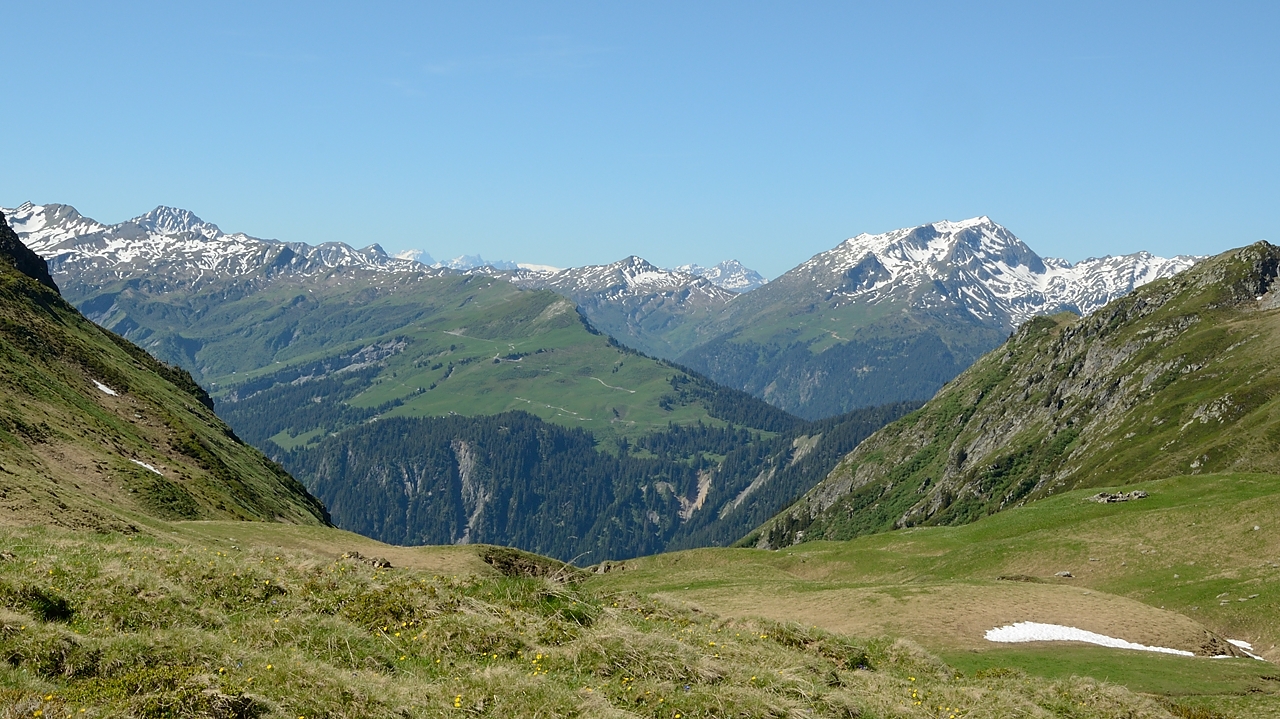 20170611-021-LacGirotte.jpg - En face le Grand Mont d'Areche. Puis plus loin au fond La Meije et tout ca