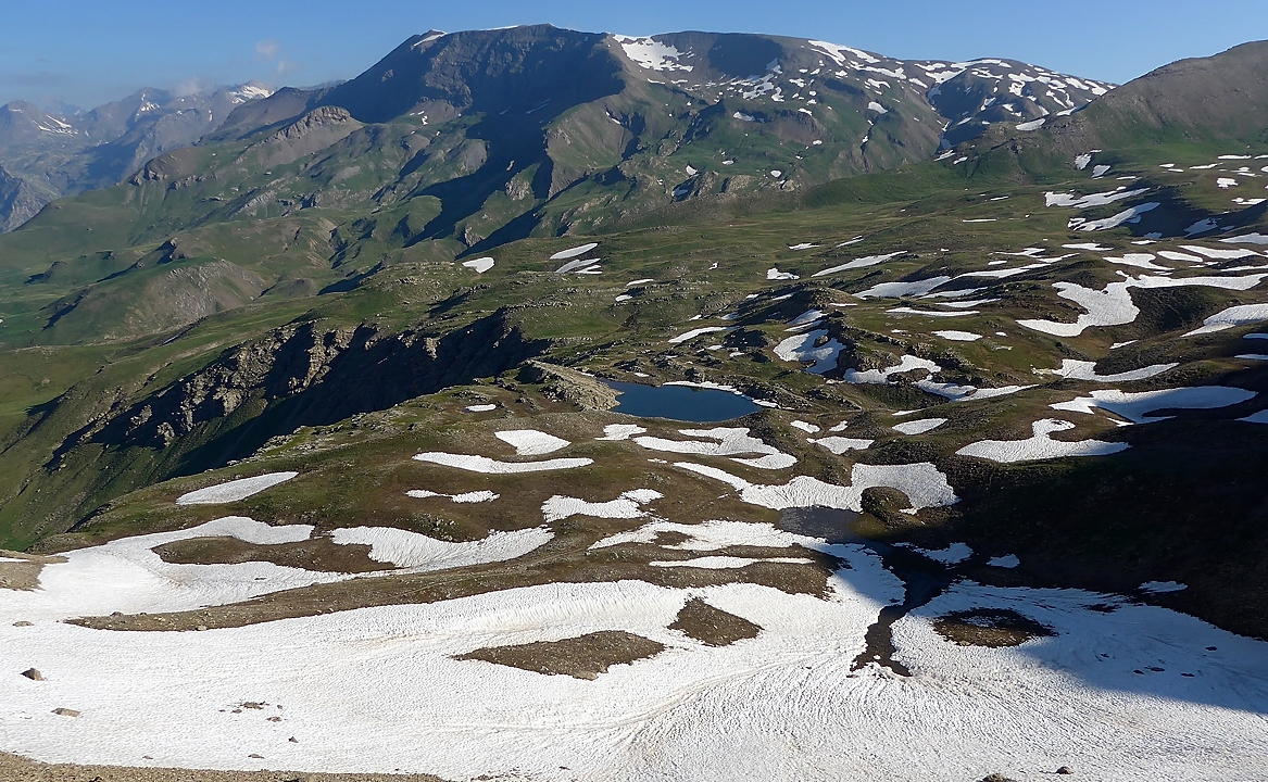 20170618-008-RocBlanc.jpg - Au col : on passe par le petit lac  sans nom (trop tot pour la baignade) puis on s'enfonce dans le vallon qu'on devine vers la droite