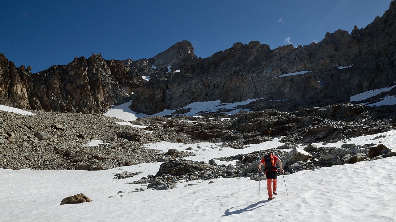 20170625-010-PlatDeSelle.jpg - Ici on est "officiellement" (c-a-d selon la carte, qui date d'il y a 40 ans) sur le glacier du Plat ... cette neige la sera partie fin juillet au plus tard, dessous c'est du caillou