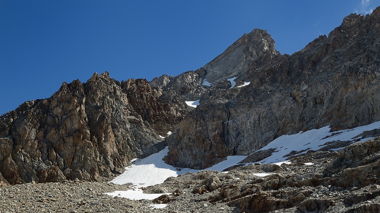 20170625-012-PlatDeSelle.jpg - Tout ca devrait etre du glacier --- sauf pour le sommet de l'Aiguille du Plat de la Selle. J'esperais trouver une langue de neige pour aller au pied du sommet, mais rien du tout ! Puisqu'on a les mini-crampons aux pieds, on fait demi-tour ici au début d'une longue section sans neige