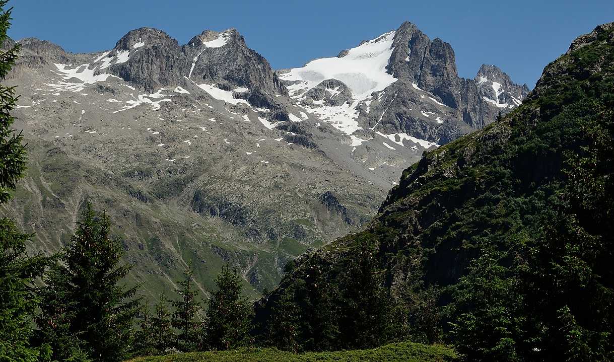 20170625-024-PlatDeSelle.jpg - Au dessus du refuge de l'Alpe de Pin : encore une très belle vue sur la Tête des Fétoules