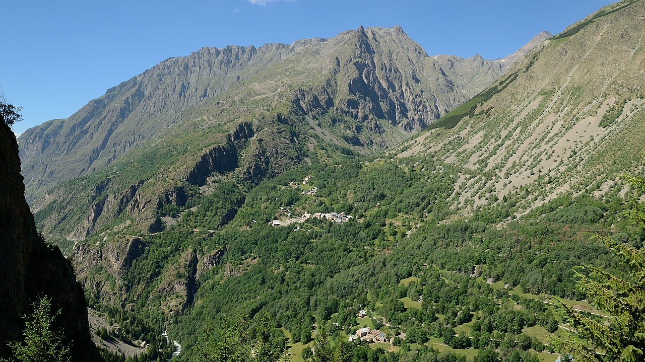 20170625-025-PlatDeSelle.jpg - Dans la descente apres le refuge (oublié de prendre une photo, pourtant il est mignon comme tout) : vue sur St Christoph (ou on va) et la Tête de la Toura ... mon dieu ca date, c'est en septembre 2012 qu'on a fait un tour par la Toura