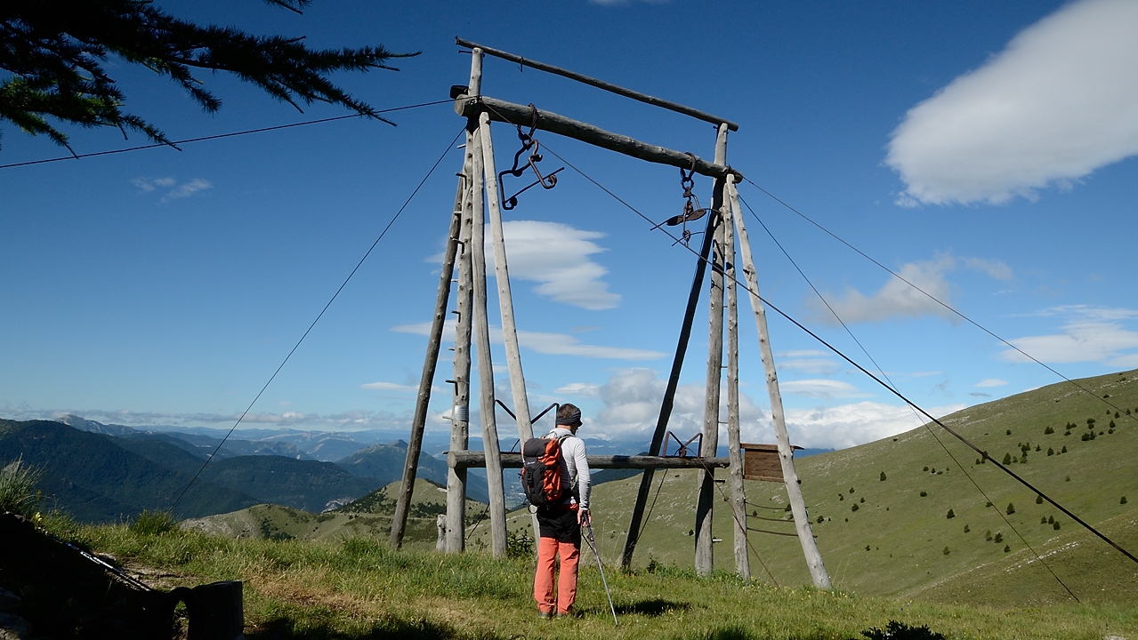 20170702-023-TeteClappe.jpg - A cote des la cabane : monte-charge, restaure egalement mais apparement pas utilise