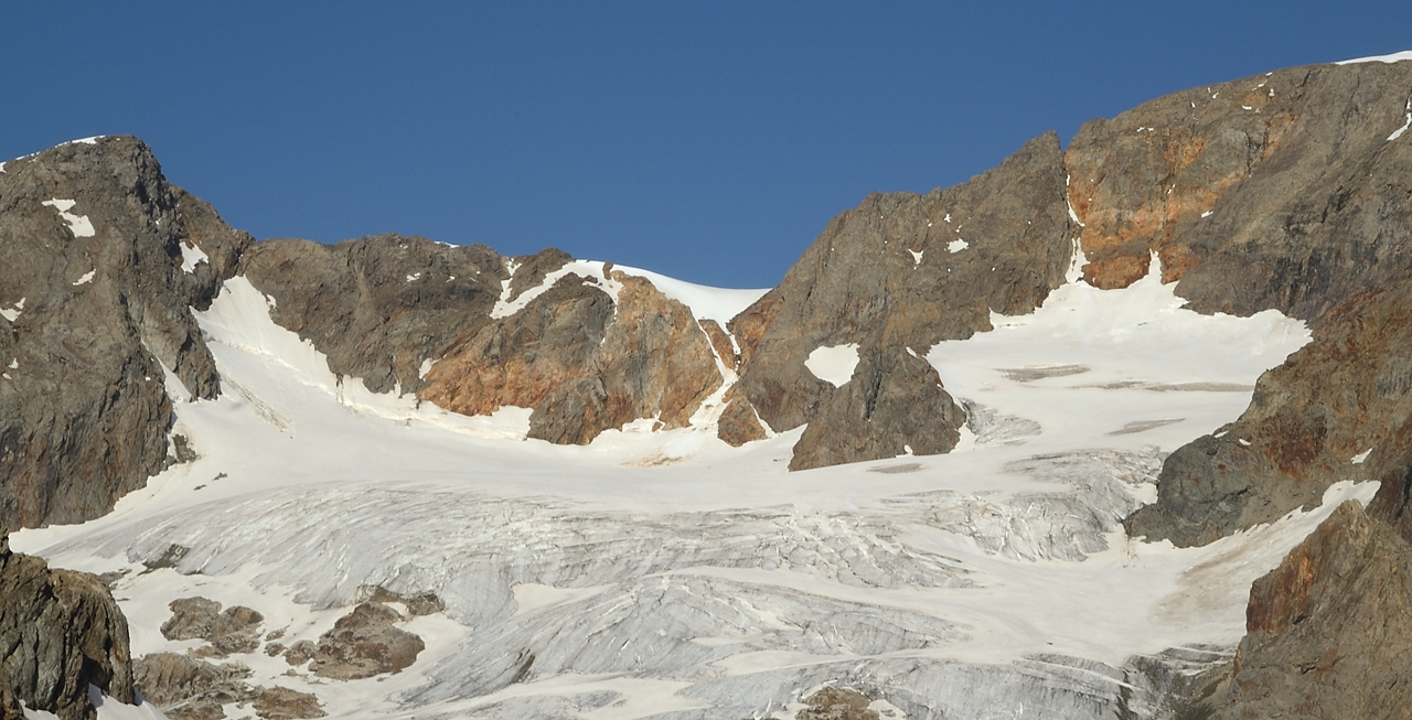 20170708-006-Quirlies.jpg - Zoom sur le glacier des Malatres : a gauche, au pied du Mont Savoyat le col  du Grand Sablat completement en rocher ... et plus a droite un filet de neige qui nous inspire pas trop non plus