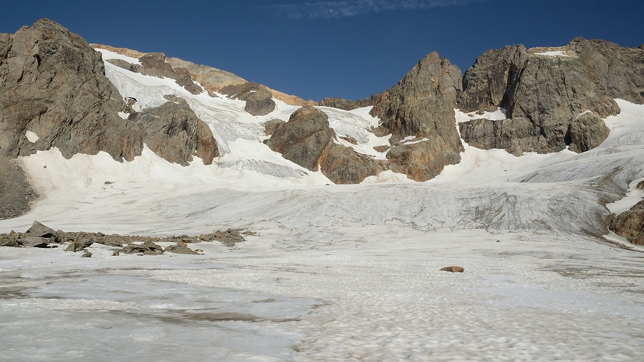 20170708-012-Quirlies.jpg - On decide de tenter la montée par le glacier des Quirlies ... on devine la zone deneigée  et un peu plus raide ou on s'arrêtera ...
