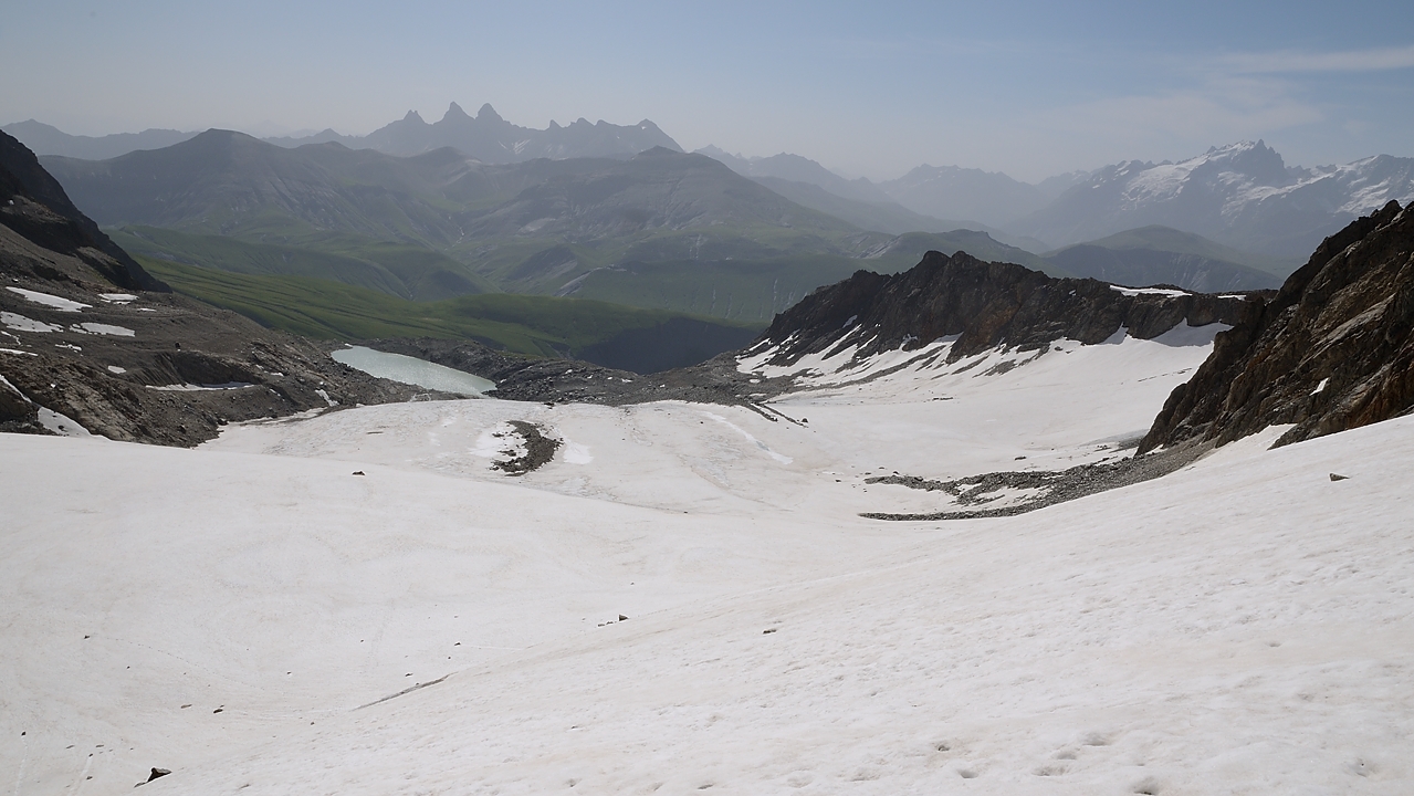 20170708-015-Quirlies.jpg - Au meme endroit, vue en arriere sur le lac, Les Aiguilles d'Arves et la Meije.