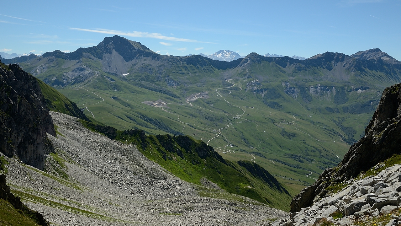 20170716-006-ColSarvatan.jpg - Pique-nique au Col de Sarvatan avec vue sur les pistes de St. Francois Longchamp et le Col de la Madeleine