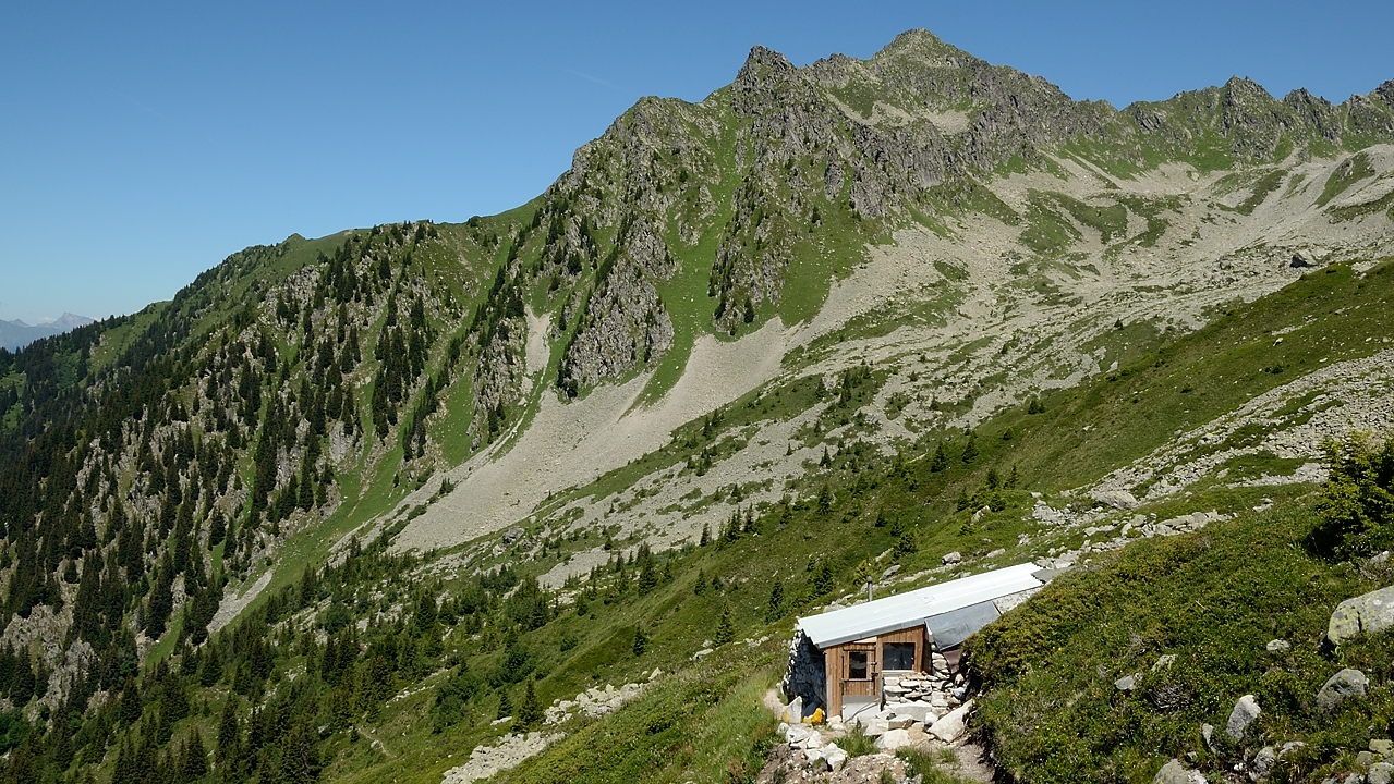 20170716-010-ColSarvatan.jpg - Jolie cabane de berger vers la fin de la zone de pierriers sous le Col de Sarvatan --- elle est sur la carte, en petit, et nous y sommes passés, ce que la trace n'indique pas, et puisque les deux GPS sont d'accord, ce serait plutot la carte qui n'est pas tout a fait juste ...