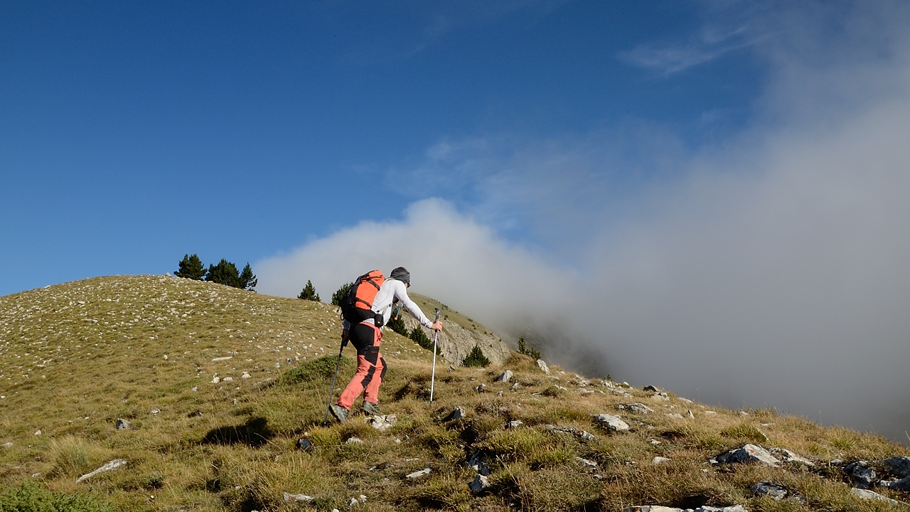 20170903-005-Chamousset.jpg - Sur l'arête qui monte au Chamousset --- avec au sommet un nuage tout sauf tranquille : ce sera la tempête la-haut