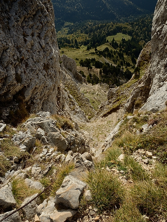 20170924-006-Chamechaude.jpg - La brèche vue de la sortie (entre temps l'appareil photo est dans le sac-à-dos) : on devine le Habert de Chamechaude tout en bas, mais on ne peut pas voir le dernier pas de 10m juste sous mes pieds qui serait bien "sportif" sans le cable