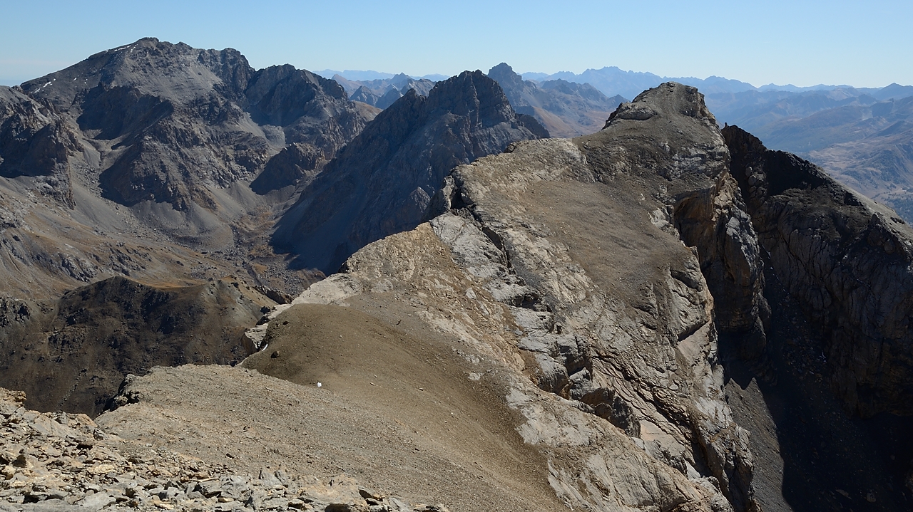 20171007-046-TeteCourbe.jpg - L'arête vers la Tête de Brequets et plus, de l'autre coté du Col de Vallonet, la Rocca Blanca sur la frontière italienne