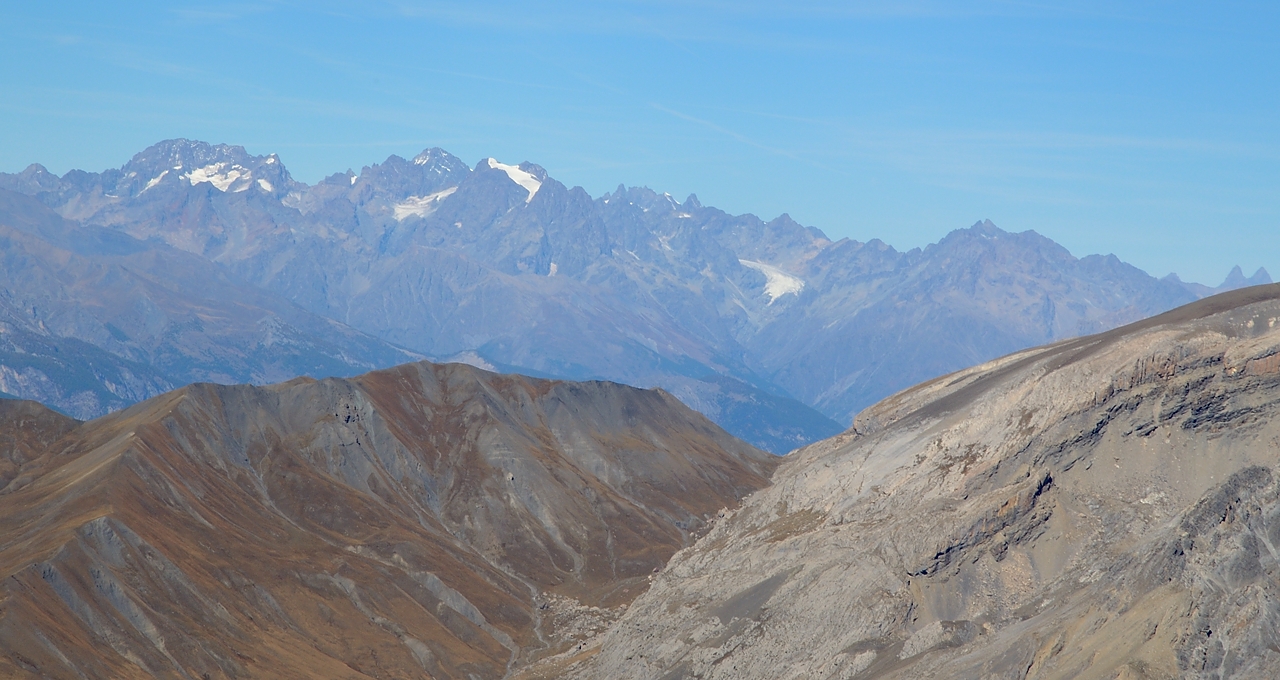 20171007-047-TeteCourbe.jpg - Le sommet enneigé doit bien être le Pelvou ? à droite le Glacier Blanc, et juste à gauche du Pelvoux ça doit être ce qui nous a manqué, la Barre des Ecrins ?  au bord droit de la photo on apercevrait 2 des Aiguilles d'Arves alors ?
