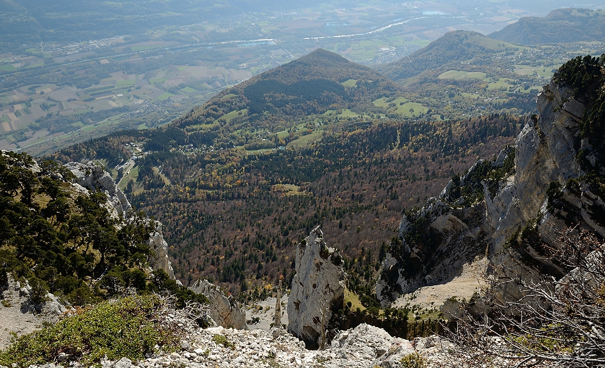 20171014-020-PasCharasson.jpg - Vue sur le Col de Marcieu avec le parking). et en bas, la vallée