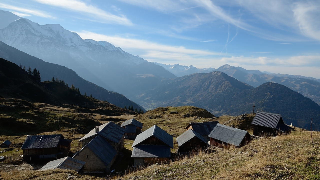 20171102-005-ColAnterme.jpg - Les Chalets de Pormenaz devant le Mont Blanc qu'on devine a gauche