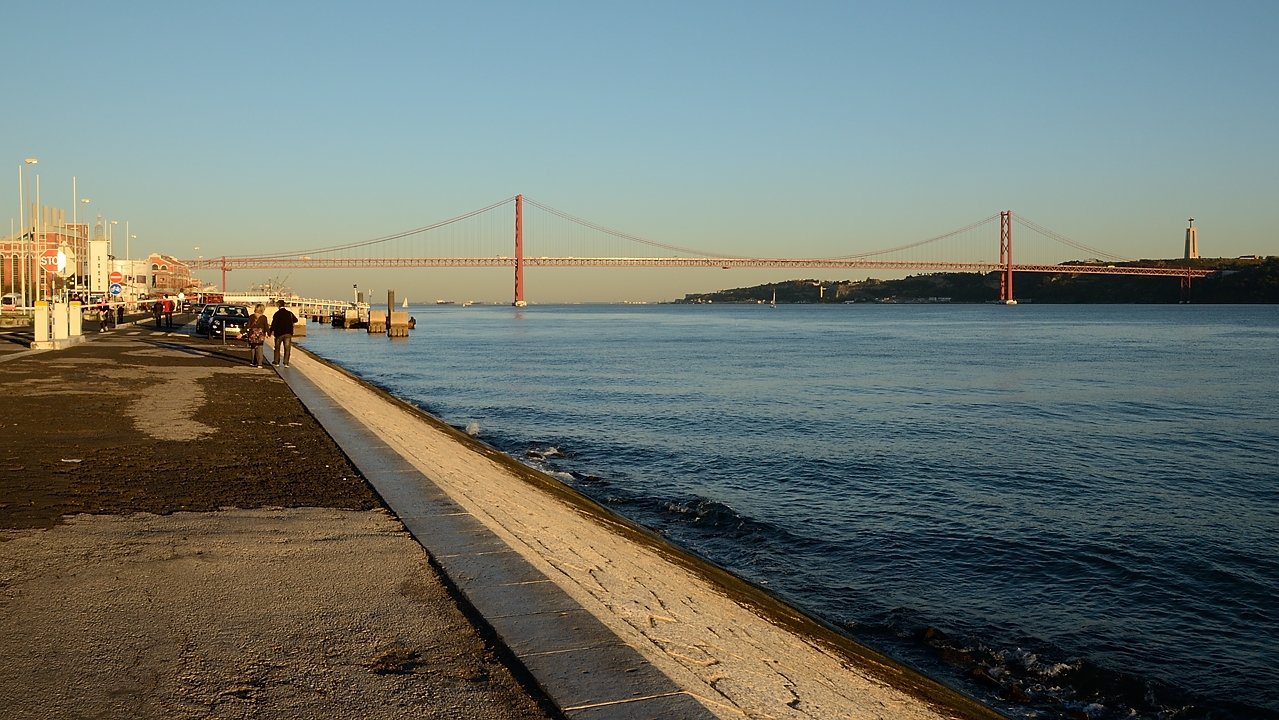 20171110-001-Lisboa.jpg - sunset at Belem : "Ponte 25 de Abril" crossing Rio Tejo (the old bridge)
