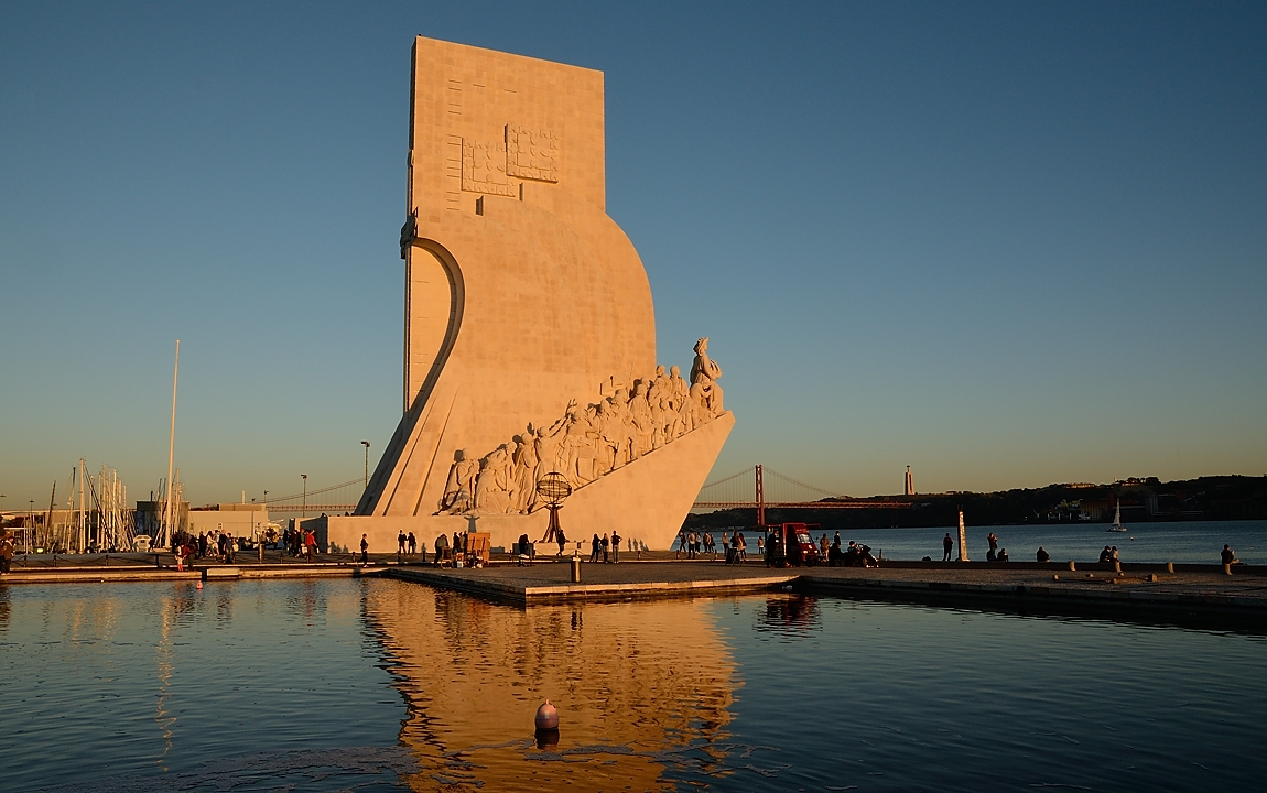 20171110-006-Lisboa.jpg - sunset at Belem : Monument of Discoveries built for the 1940 World Exhibition ... as a temporary monument  (this one has been reconstructed in 1960)