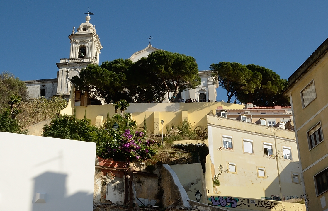 20171111-067-Lisboa.jpg - Way up to the hill of Graça Church : the church seen from Calcada do Monte