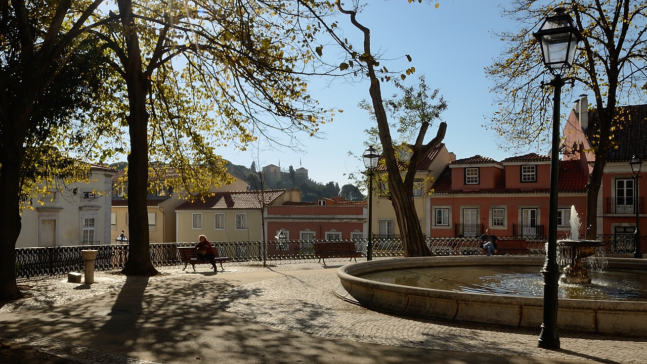 20171111-077-Lisboa.jpg - Way up to the hill of Graça Church: Jardim Augusto Gil