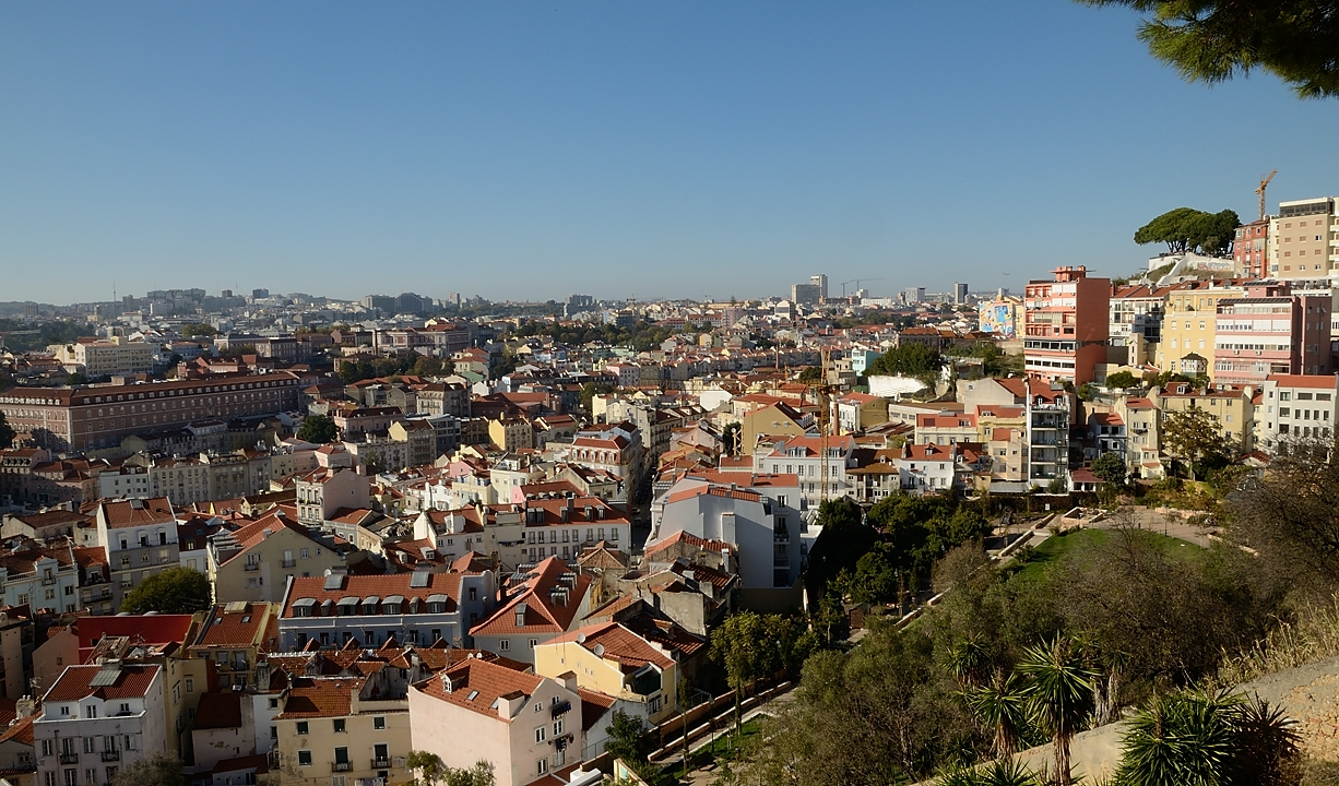 20171111-080-Lisboa.jpg - Way up to the hill of Graça Church: view from church
