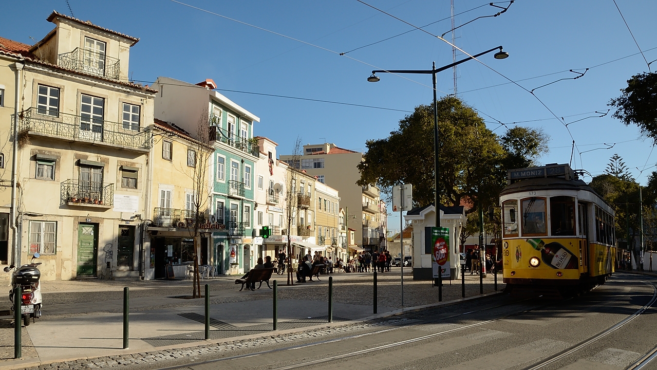 20171111-084-Lisboa.jpg - Way up to the hill of Graça Church: Largo da Graça