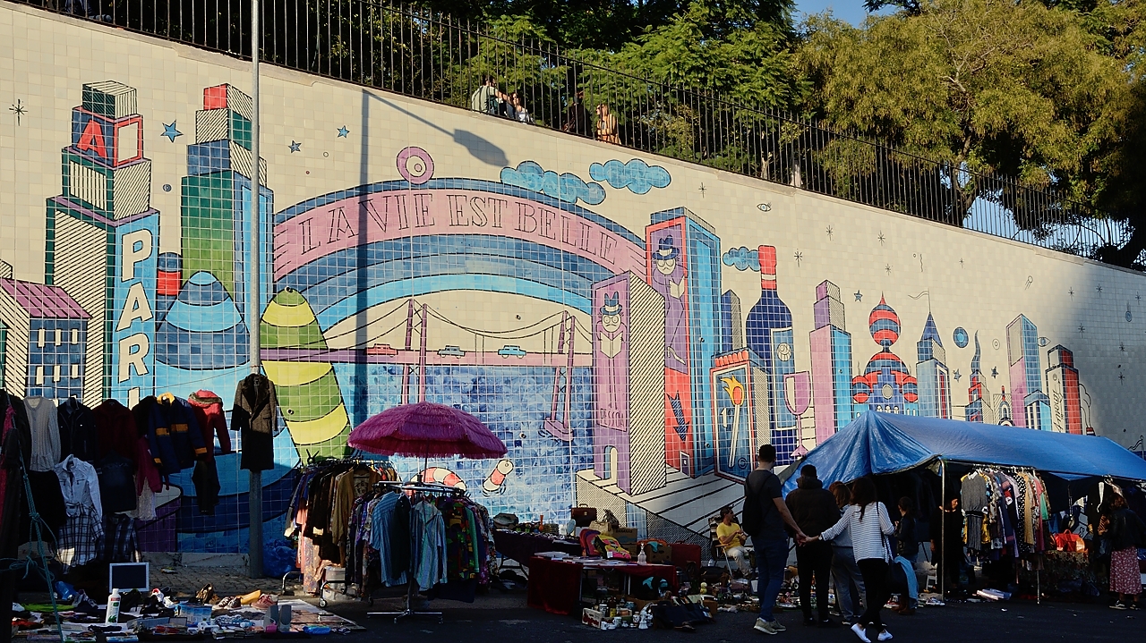 20171111-088-Lisboa.jpg - Around Sao Vincente de Fora Church : flea market next to the church
