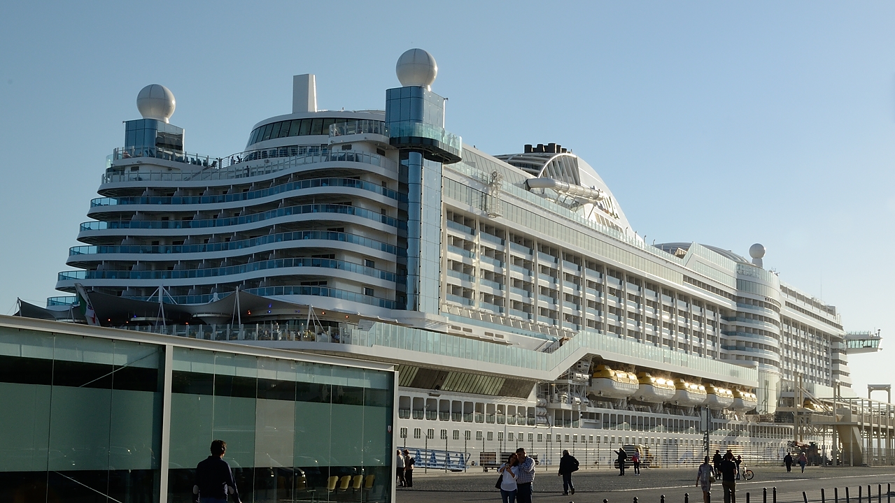 20171111-090-Lisboa.jpg - It took me a little moment to realize that this huge building is a cruise ship