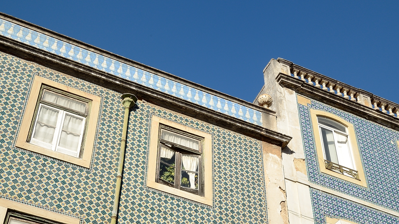 20171112-160-Lisboa.jpg - Beetween Estrela Church and Cais da Sodre: typical tiles