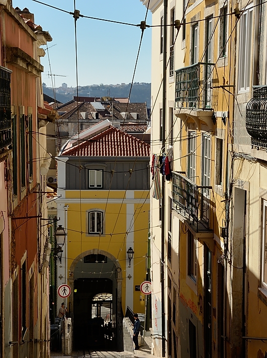 20171112-167-Lisboa.jpg - Beetween Estrela Church and Cais da Sodre: ascensor da Bica