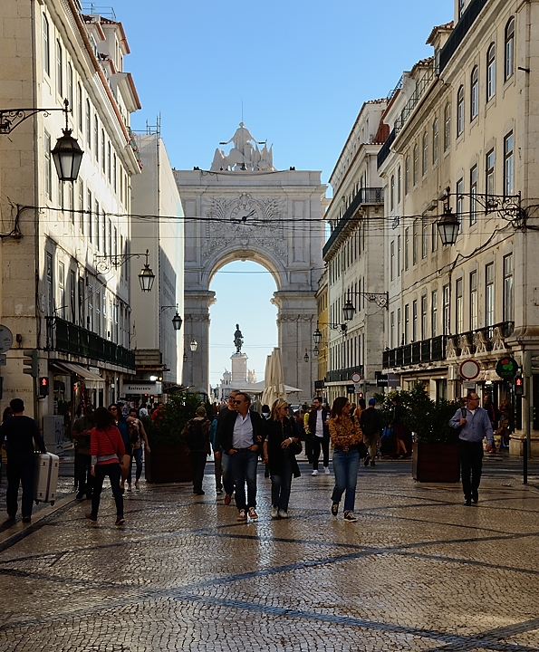 20171112-184-Lisboa.jpg - Walking on Rua Augusta towards the Arch and Praça do Comercio
