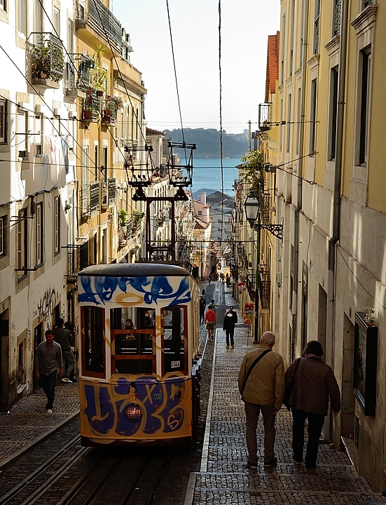 20171112-204-Lisboa.jpg - Between Cais do Sodre and Miradouro de Santa Catarina: ascensor de Bica seen from above this time