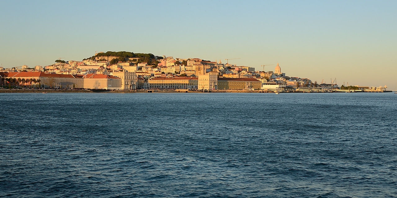 20171112-244-Lisboa.jpg - Boat tour to Cacihas across Tejo: sunset on Lisbon