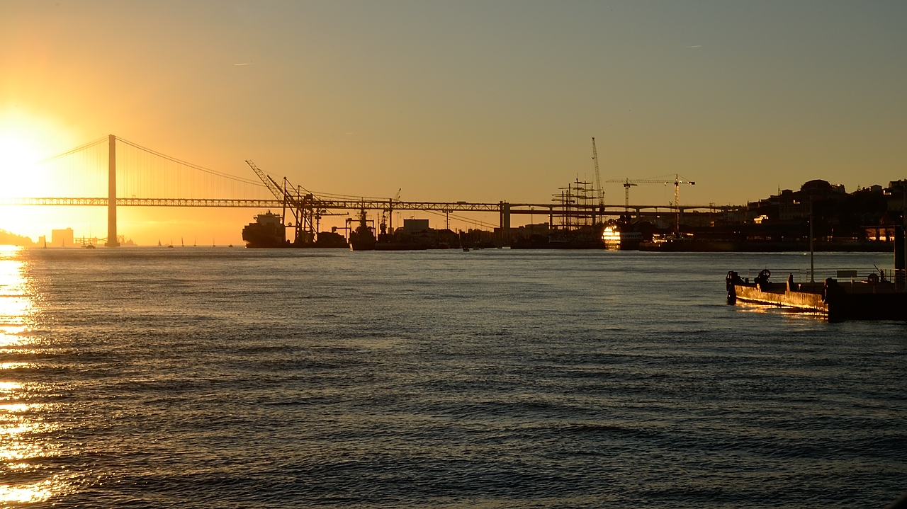 20171112-249-Lisboa.jpg - Boat tour (in fact "metro tour") to Cacihas across Tejo: sunset on Ponte 25 de Abril ... it's time to rush to the airport