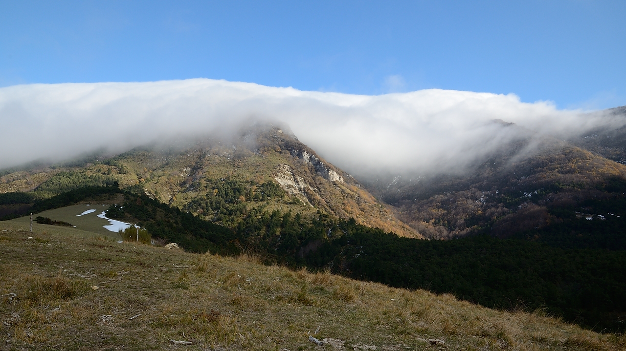 20171118-010-TeteDame.jpg - Au meme endroit, vue en arriere vers le plateau où c'est toujours la tempête