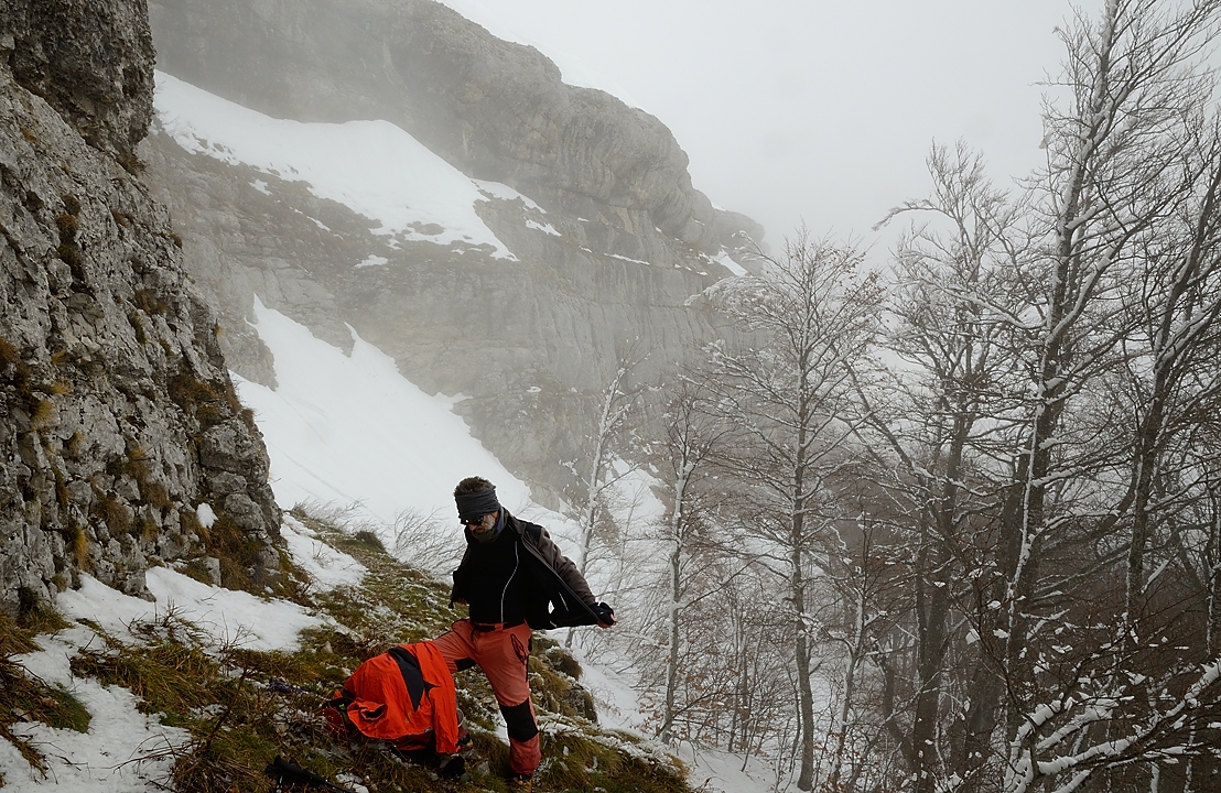 20171119-007-FondUrle.jpg - Juste  sous le petit pas à franchir pour monter sur le plateau : cette fois on ne se fera pas avoir, on s'habille avant de rentrer dans la vraie tempête (ici c'est encore presque calme)