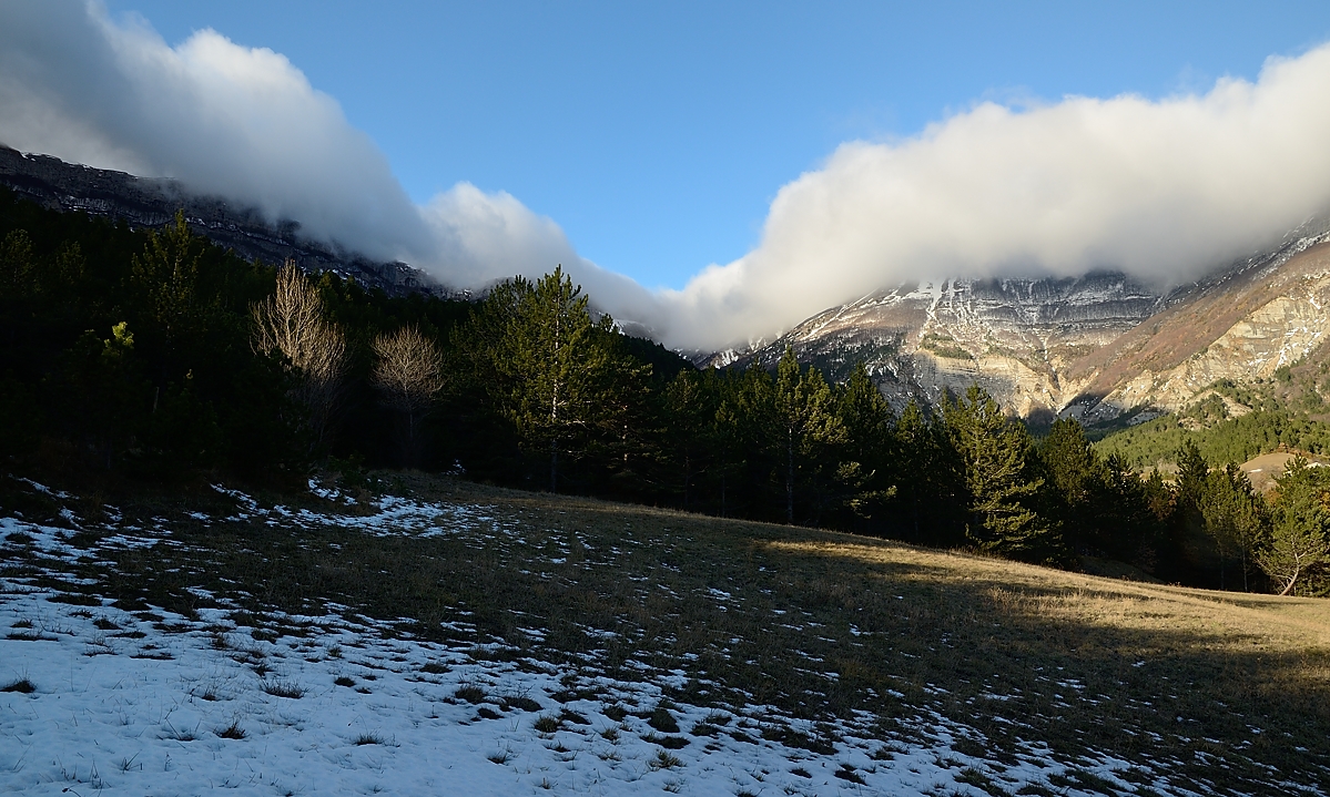 20171119-015-FondUrle.jpg - Vue du pré juste a côté du parking ... la Porte d'Urle toujours dans le nuage (et il n'y fait pas bon vivre)