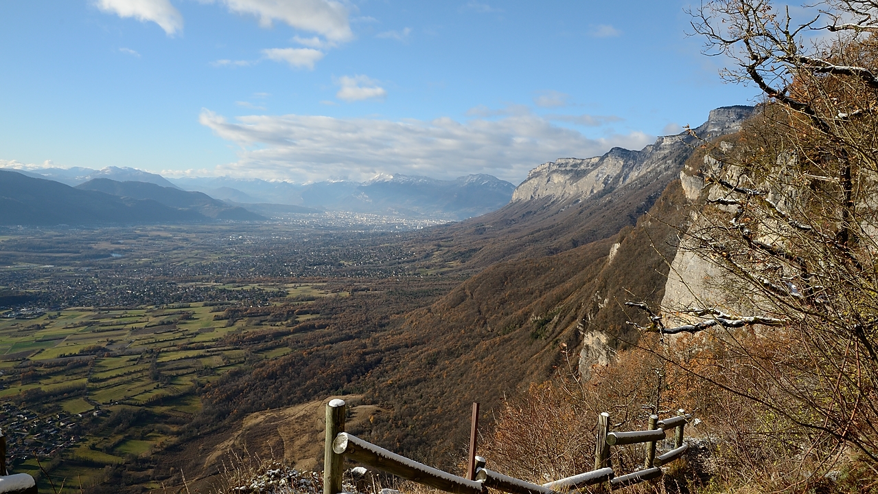 20171126-010-ChateauNardent.jpg -  ... avec une belle vue sur Grenoble (on regardant bien on voit le Mt Aiguille)