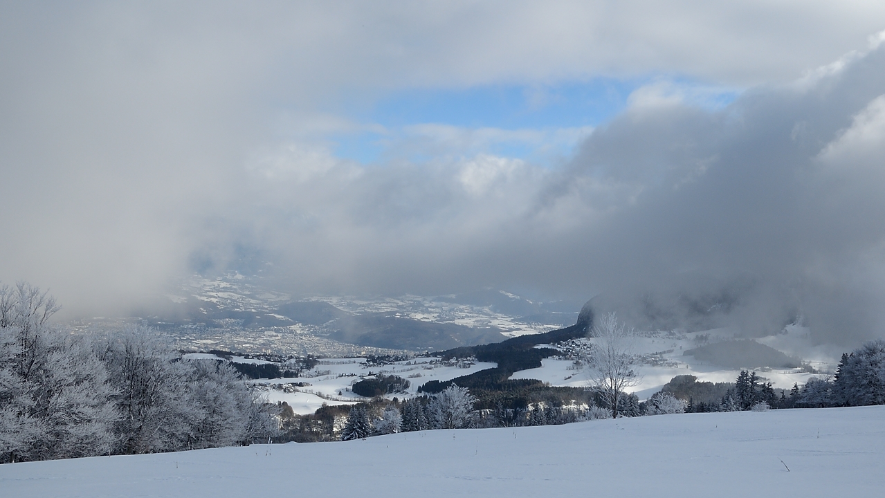 20171209-017-Sornin.jpg - Debut de la descente : vue sur le plateau de Saint Nizier et sur Grenoble au fond de la vallee
