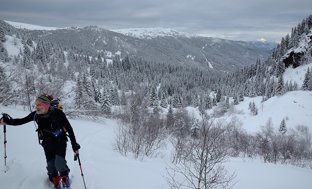 20171217-011-SeptLaux.jpg - Juste avant d'attaquer la traversee du chaos (visible sur la carte) ... et au fond le Grand Rocher (ou on aurait pas eu a faire la trace)