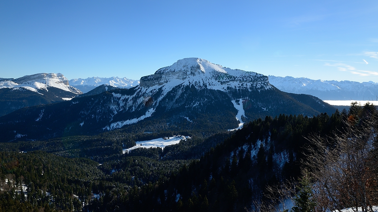 20171224-007-ColPorte.jpg - Chamechaude et Dent de Crolles devant Belledonne